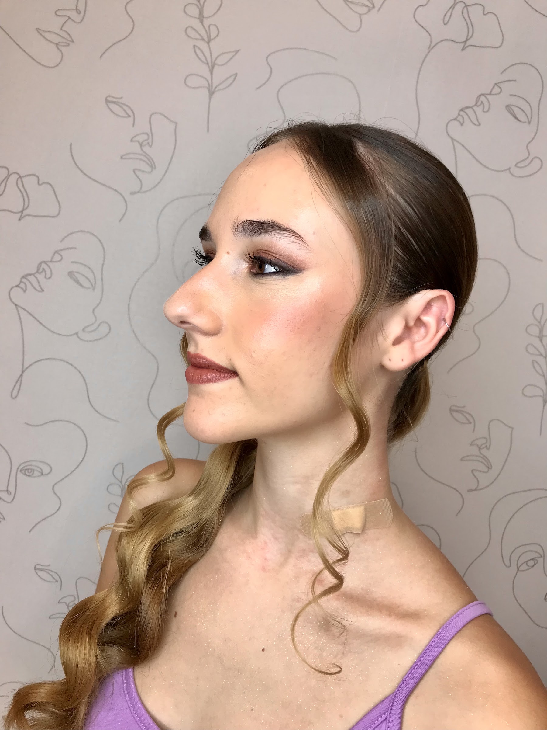 Peinado de ondas al agua y maquillaje realizado en Dayanna Beauty Studio